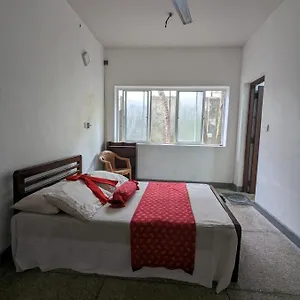  Guest house Shiranthi